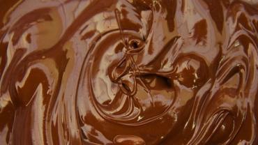 Mulher morre após cair em tanque de chocolate derretido na Rússia