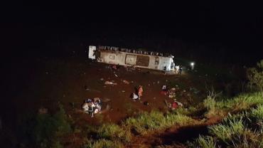 Acidente com ônibus deixa mortos em rodovia no Paraná