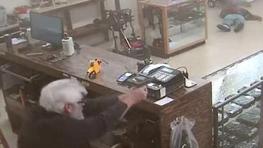 Homem anuncia assalto em loja de armas e é morto pelo dono do local