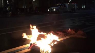 Homem tenta atear fogo ao próprio corpo em protesto contra Trump