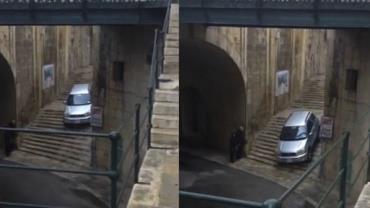 Motorista resolve pegar "atalho" e invade escadas em Malta