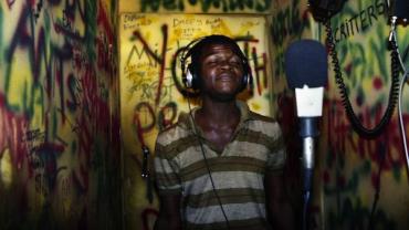 Listras, grafites e muito reggae: Fotógrafa registra Jamaica de Bob Marley nos anos 80