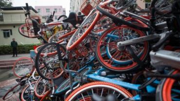 Usuários empilham bicicletas e causam problemas na China