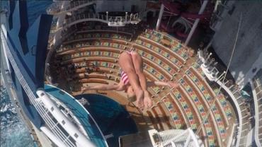 Vídeo mostra acrobata americana saltando de 3 andares em navio