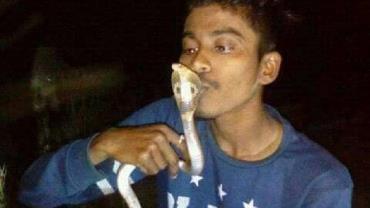 Jovem indiano morre após tentar beijar cobra para tirar foto