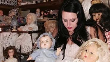 Mulher diz que se comunica com espíritos através de bonecas "possuídas"