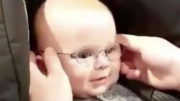 Vídeo mostra momento em que bebê vê a mãe pela 1ª vez após ganhar óculos