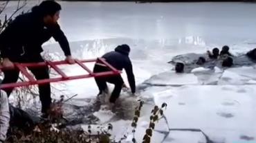 Adolescentes são resgatados após tentarem fazer selfie em lago congelado