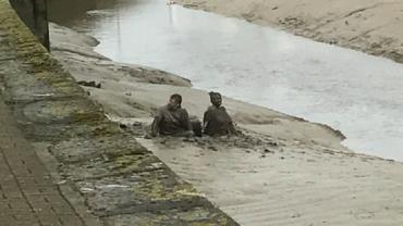Casal bêbado cai em rio e fica preso na lama por 45 minutos