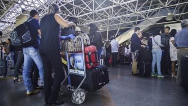Justiça concede liminar que derruba cobrança extra por despacho de bagagens em voos