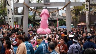 Japoneses se reúnem em festival que celebra o pênis