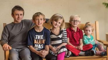 Campanha de adoção tenta evitar separação de 5 irmãos nos EUA