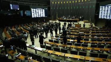 Projeto que libera terceirização segue para sanção presidencial após Câmara rejeitar modificações