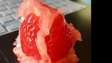 Estudante descobre 'morango' dentro de tomate na China