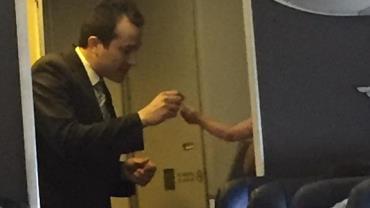 Comissário de voo faz bolhas de sabão para acalmar bebê e viraliza na web