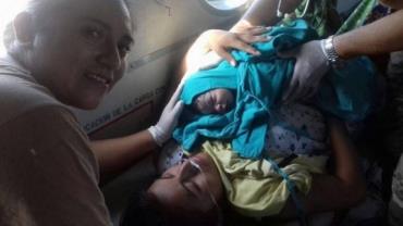 Mulher dá à luz em helicóptero após ser resgatada de enchente no Peru