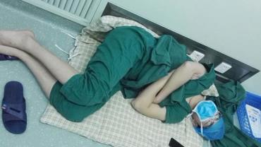 Médico dorme no chão de hospital após realizar 5 cirurgias em 28h