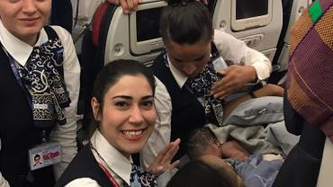 Mulher dá à luz em voo com ajuda da tripulação: "Bem-vinda a bordo"