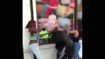 Vídeo impressionante mostra mãe apanhando após tentar ajudar filha que sofria bullying