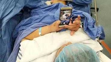 Paciente mexe no celular para se acalmar durante cirurgia na China