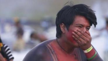 Índios protestam no Congresso Nacional e polícia reage com gás lacrimogêneo