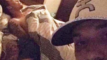 Homem flagra namorada dormindo com outro, tira selfies, viraliza e vira "herói"
