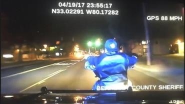 Vídeo mostra momento em que policial derrubar a moto e mata ciclista durante perseguição em alta velocidade