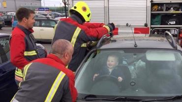 Bebê sorri para bombeiros após ficar trancado em carro por acidente