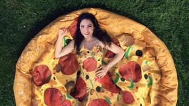 Jovem cria vestido em formato de pizza e faz sucesso na web