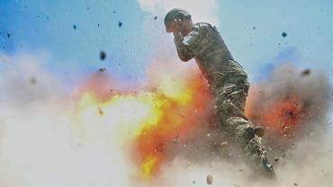 Fotógrafa de guerra registra momento exato de explosão que a matou