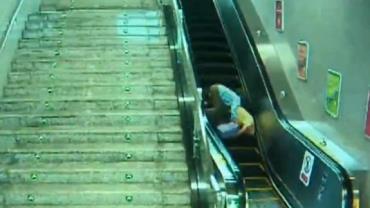 Idoso cai e fica preso pela cabeça em escada rolante na China