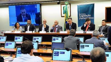 Presidente dos Correios fala em prejuízo de R$ 2 bilhões; sindicato alerta para risco de privatização