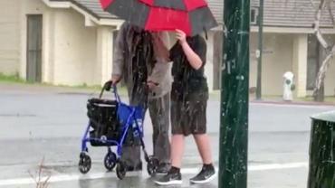 Adolescente vira "herói" ao ajudar idoso que caminhava na chuva