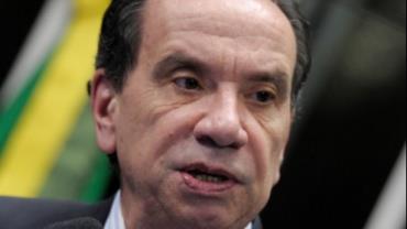 Aloysio Nunes nega saída do governo e diz que Aécio ainda é presidente do PSDB