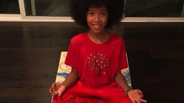 Garoto de 11 anos dá aulas de yoga para ajudar crianças com câncer