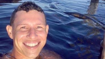 Jovem viraliza após fazer selfie com sucuri em rio no AM: "Passei dos limites"