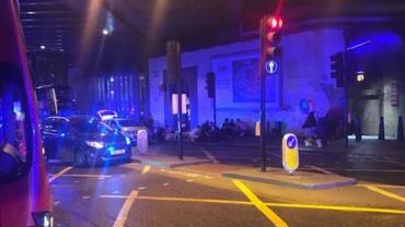 Polícia esvazia ponto turístico de Londres após van atropelar pedestres
