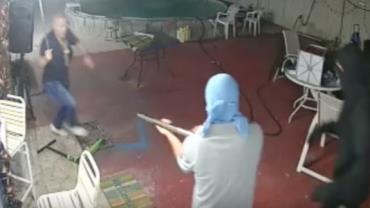 Homem reage a assalto e usa facão para enfrentar ladrões nos EUA