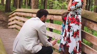 Após pedir namorada em casamento, homem surpreende enteada: "Posso ser seu papai?"