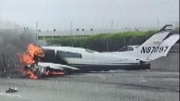 Avião cai no meio de rodovia nos Estados Unidos