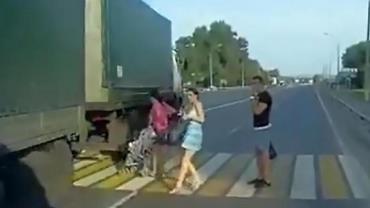 Mulher salva bebê em carrinho de ser atropelado por caminhão