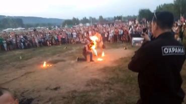 Homem ateia fogo no próprio rosto após apresentação dar errado