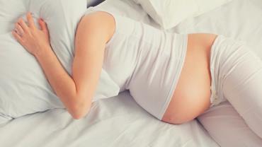 Jovem compartilha foto inusitada de irmã em trabalho de parto e viraliza na web