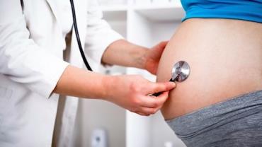 Médica sofre aborto durante parto de paciente e continua trabalho