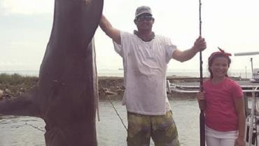 Pescador bate recorde ao capturar tubarão-martelo de 468 kg