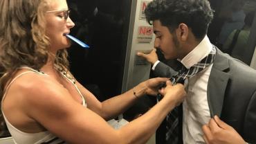 Mulher dá nó em gravata de jovem no metrô e foto viraliza