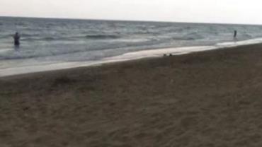 Homem morre afogado ao tentar salvar filha em mar na Itália