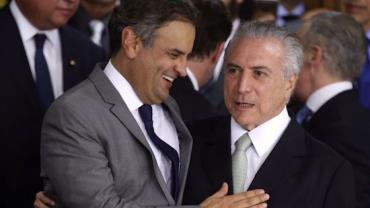 Em busca de apoio, Temer janta com Aécio e ministros do PSDB