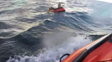 Homem é resgatado após ficar perdido no mar em bote de brinquedo