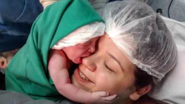 Bebê abraça a mãe após o parto e vídeo emocionante viraliza